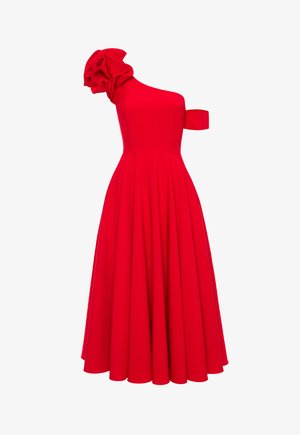 Czerwona sukienka na jedno ramię z dużym, zgromadzonym kwiatowym detalem na ramieniu, dopasowanym topem i rozkloszowanym, plisowanym dołem. Gładka faktura w całej sukience.