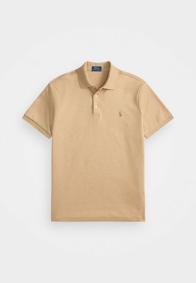 Polo em bege de manga curta com gola, pala de dois botões e pequeno logotipo bordado no lado esquerdo do peito.