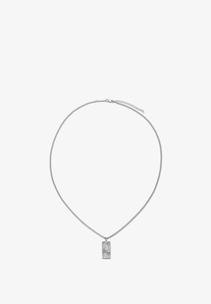 Sølvkjede med et rektangulært teksturert anheng, med justerbar lås og forlengelseskjede på hvit bakgrunn.