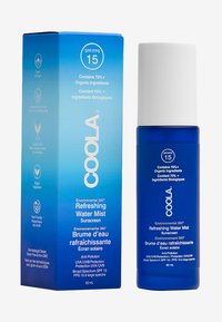 Blaue Sprühflasche mit einem weißen Deckel, beschriftet mit "COOLA Environmental 360° Erfrischendes Wassernebel-Sonnenschutzmittel," SPF 15, 50 ml, enthält organische Inhaltsstoffe.