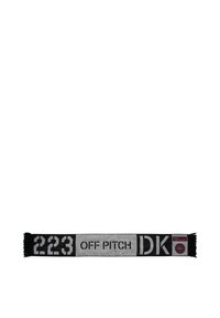 Sort og grå tørklæde med fed tekst "223 OFF PITCH DK" og frynsekant, lavet af stof med en glat tekstur og kontrasterende farver.