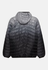 Hættepufferjakke med en gradient fra lys grå til sort, der har quiltede chevronmønstre og en glat, shiny tekstur.