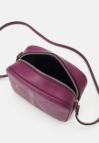 Calvin Klein Jeans SCULPTED CAMERA MONO - Taška s příčným popruhem - amaranth