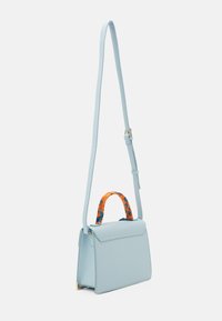 Ljusblå axelväska med justerbar rem och litet handtag insvept i orange mönstrad tyg, rektangulär i formen med lockstängning.