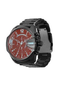 Montre-bracelet en acier inoxydable noir avec un cadran rond rouge, des index horaires blancs, des fonctionnalités de chronographe et un bracelet en métal robuste.
