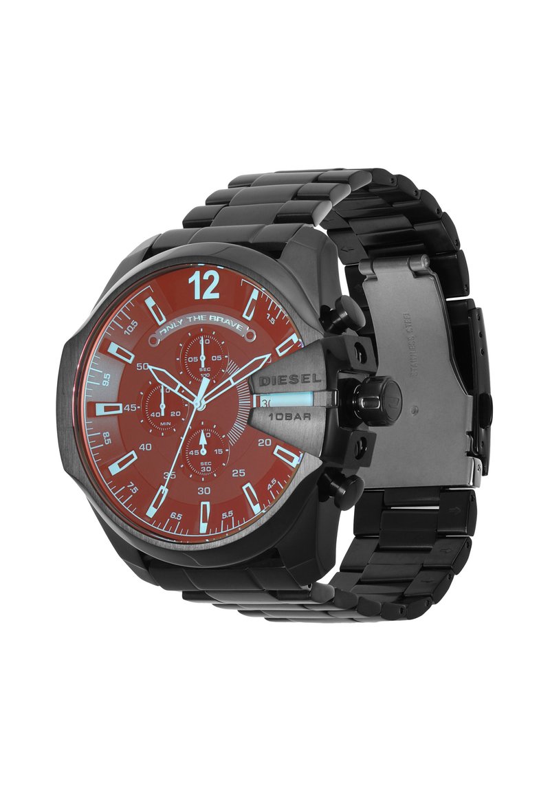 Zwarte roestvrijstalen polshorloge met een ronde rode wijzerplaat, witte uurmarkeringen, chronograaffunctionaliteit en een robuuste metalen schakelarmband.