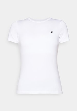 T-shirt branco de mangas curtas feito de algodão suave. Apresenta um pequeno logotipo preto no peito, decote redondo e corte clássico.