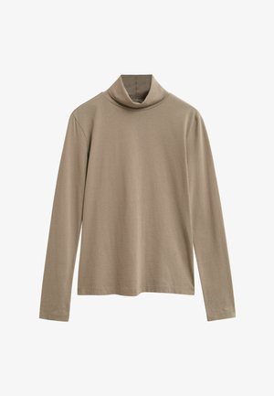 Beige lange mouwen turtleneck shirt gemaakt van zachte stof, plat gepresenteerd met een opgerolde hoge kraag en eenvoudige zoomdetails.