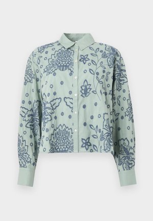 Lysegrønn kortermet skjorte med lange ermer, med blå blomstermønster og sirkulære design, samt lukking med knapper foran.