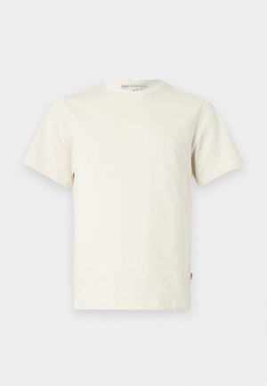 Lys beige bomulds t-shirt med rund halsudskæring og korte ærmer. Har en lige skæring og en lille logotag på venstre side.
