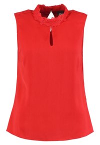 Červená bezramínková blůza s krajkovým límcem a malým výřezem pod výstřihem.