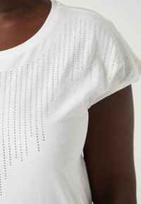 ONLY Carmakoma CARLULA O NECK RHINESTONE - Apdrukāts T-krekls - cloud dancer