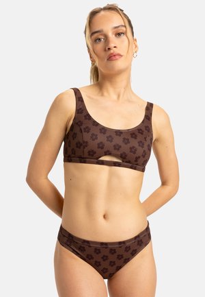 Brun blommönstrad bikiniuppsättning med en croptop med en framfick och matchande lågriskunderdel. Slät, elastisk tyg med breda axelremmar.