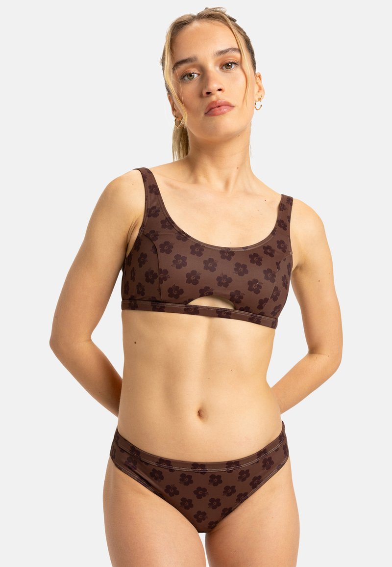 Hnědá bikiny souprava s květinovým vzorem, která obsahuje crop top s výřezem vepředu a odpovídající kalhotky s nízkým pasem. Hladký, elastický materiál s širokými ramínky.