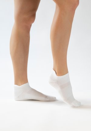 Witte enkelsokken gemaakt van een zacht, ademend materiaal met een gestructureerd patroon, voorzien van een comfortabele pasvorm en een verstevigde teen.