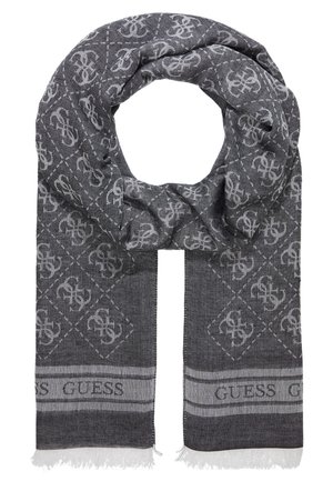 Mørkegråt tørklæde med gentagne lysegrå Guess-logoer og teksten "GUESS" nær de frynsede ender, foldet i en løkke.