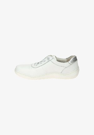 Weißer Sneaker mit niedrigem Einstieg, Schnürung vorne, gepolsterter Sohle und metallisch silbernem Fersenakzent, von links dargestellt.