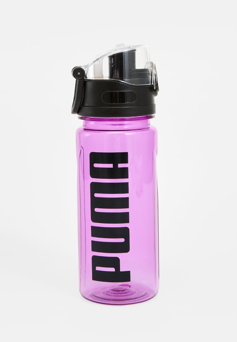Bottiglia d'acqua in plastica viola con un tappo nero, dotata di un beccuccio a ribalta e un grande logo "PUMA" in nero sul lato.