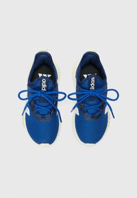 Sneaker sportive blu con una tomaia in rete, dettagli testurizzati, accenti bianchi e allacciatura tradizionale; suola imbottita per il comfort.