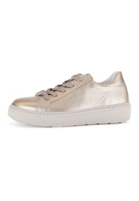 Baskets dorées métalliques avec une texture lisse, présentant un bout arrondi, un laçage et une semelle en caoutchouc gris clair.
