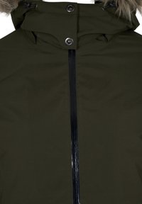 Chaqueta verde oscuro con cremallera frontal, que cuenta con una capucha forrada de piel, broches de metal y una cremallera negra brillante en el centro.