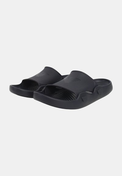 Černé gumové sandály s otevřenou špičkou, texturovanou stélkou a decentním brandingem. Mají zaoblené okraje a flexibilní podrážku.