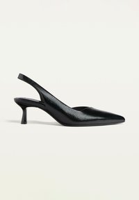 Musta nahkainen slingback-kengä, jossa on terävä kärki ja pieni, paksu korko. Sujuva pinta, jossa on minimaalinen varusteistus ja syvä leikkaus muotoilu sivuilla.
