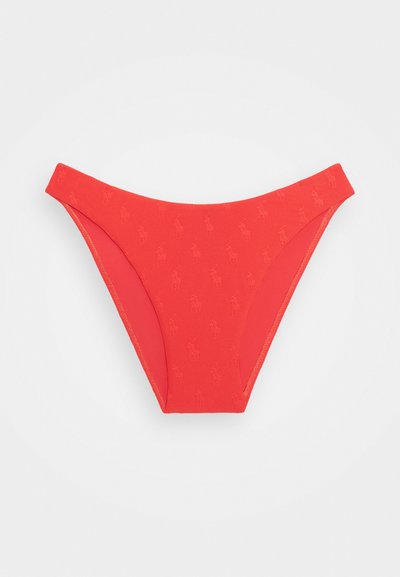 Rød bikinitruse med en glatt tekstur og subtilt präglad polo-logo-mønster. Har en middels dekkende skæring og elastisk midjebånd.