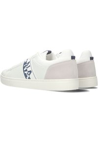Sneakers bianche in pelle sintetica con pannello posteriore in suede grigio. Presentano una striscia del logo blu navy sul lato e una suola testurizzata.
