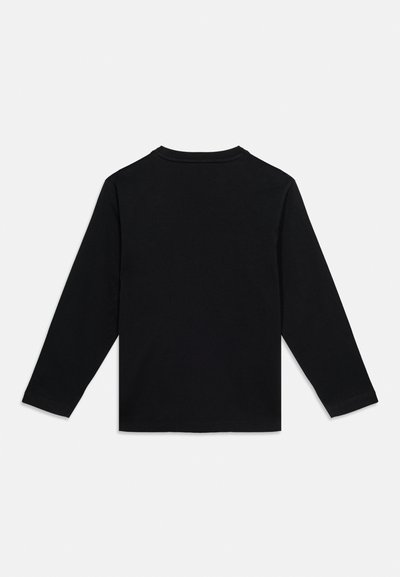 Μαύρο πουκάμισο με μακριά μανίκια και στρογγυλή λαιμόκοψη, απλωμένο επίπεδα, φαίνεται από πίσω σε απλό ανοιχτό γκρι φόντο.