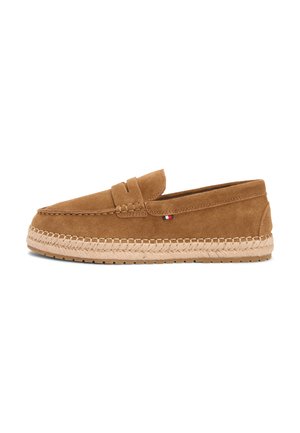 Brauner Wildleder-Loafer mit gewebter Espadrilles-Sohle und kleinem dreifarbigen Stoffetikett an der Seite, Schlupf-Stil mit dekorativem Riemen.