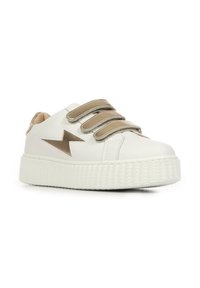 Sneakers bianchi con suola in gomma testurizzata, dotati di tre cinturini in Velcro metallici dorati e un accento a forma di fulmine dorato sul lato.