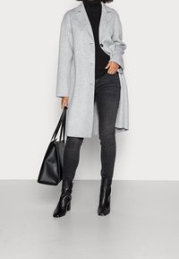 Monki Stickad tröja - black