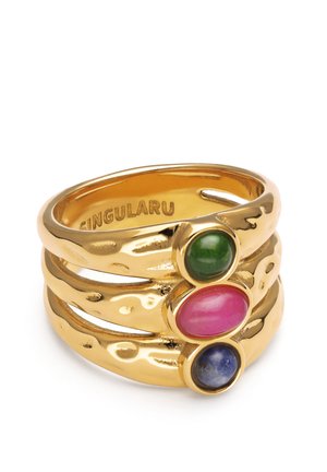 Anillo de triple banda de oro con textura martillada que presenta piedras ovaladas verticales en verde, rosa y azul engastadas en biseles de oro.