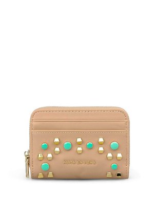 Cartera beige de cuero con cremallera, tachuelas doradas y turquesas y logo de Alma en Pena en el frente, con ranuras para tarjetas en el borde superior.
