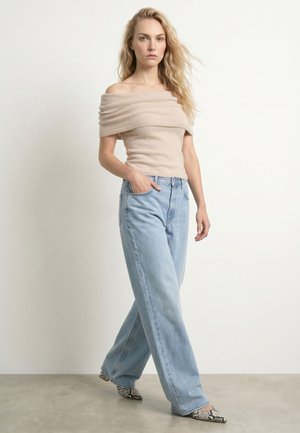 HYPEDROP, HDKHLOE OFF-SHOULDER KNIT - T-shirts print - white swan