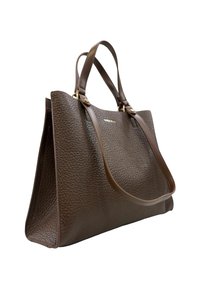 Borsa tote in pelle marrone con finitura testurizzata, due manici piatti e dettagli in hardware dorato. Design spazioso e strutturato.