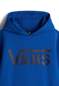 Sweat à capuche bleu avec un grand logo Vans noir imprimé sur la poitrine et une étiquette Vans à l'intérieur du col.