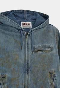 Giubbotto di jeans con cappuccio, colore azzurro chiaro, macchie sbiadite, chiusura frontale con zip, una tasca sul petto, coulisse nel cappuccio e etichetta di marca interna.