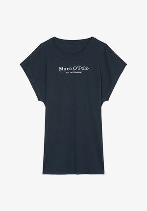 Marineblå t-shirt lavet af bomuld med korte ærmer. Har en rund halsudskæring og hvidt trykt tekst: "Marc O'Polo EST. IN STOCKHOLM."