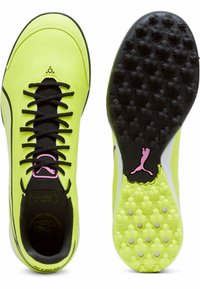 Scarpe sportive giallo neon con tomaia sintetica, lacci neri e suola in gomma testurizzata con motivi di trazione esagonali.