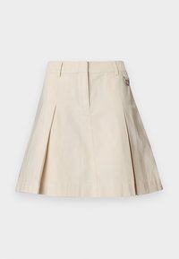 Jupe beige en coupe trapèze avec plis sur le devant, passants de ceinture et détail anneau en D latéral, confectionnée en tissu de coton solide.