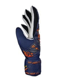 I guanti da portiere presentano un esterno sintetico blu navy con accenti arancioni, un palmo testurizzato per una migliore presa, e quattro dita con rivestimento imbottito nero.