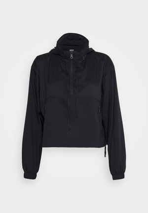 Pullover nero corto con colletto alto, zip frontale e lacci. Presenta maniche lunghe con polsini elasticizzati e tasche laterali con zip.