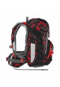 Zaino nero e rosso con motivi geometrici, spallacci imbottiti, tasche laterali e dettagli riflettenti; realizzato in tessuto resistente.