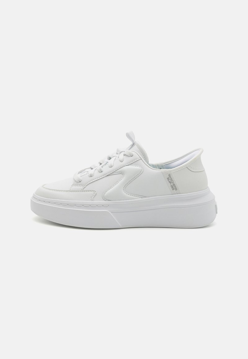 Baskets en cuir blanc avec une pointe arrondie, fermeture à lacets et une semelle épaisse distinctive avec des détails de couture subtils.