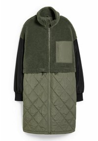 Chaqueta larga acolchada de forro polar verde con cuello alto, cierre de cremallera y un bolsillo delantero de parche. Mangas negras y patrón de diamantes en la parte inferior.