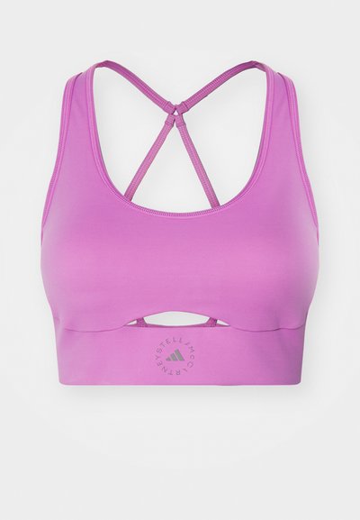 Rozā sporta krūšturis ar izgrieztu detalizāciju, racerback dizainu un elastīgu apakšmalu ar logotipu. Izgatavots no elastīga, gluda auduma.