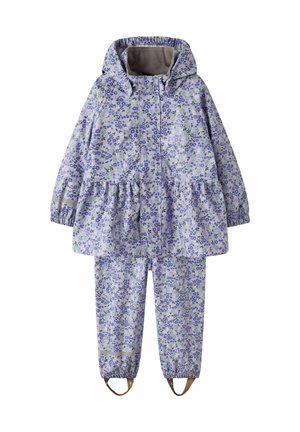 Combinaison de pluie deux pièces pour enfant avec motif floral bleu et violet, poignets élastiques, capuche et sangles aux chevilles du pantalon pour un ajustement sécurisé.