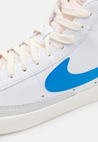 Nike Sportswear BLAZER '77 UNISEX - Sapatilhas de cano alto - white/light photo blue/black/sail/team orange